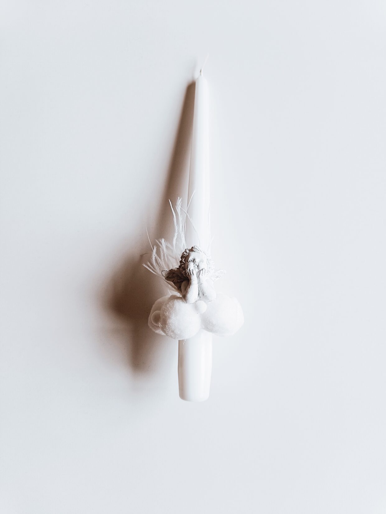 Balta krikštynų/komunijos žvakė dekoruota angeliuku ir plunksnomis