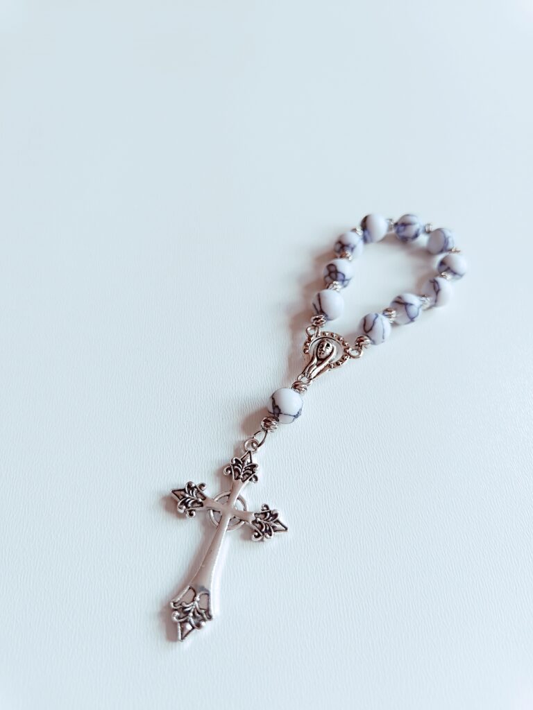 Šis paveikslėlis neturi alt atributo; jo failo pavadinimas yra Vienos_paslapties_rozancius1-768x1024.jpg